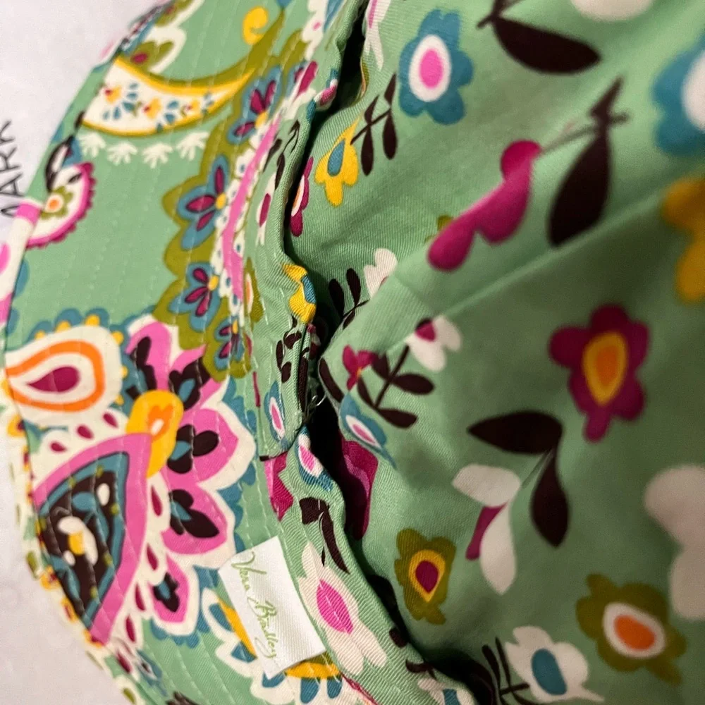 VERA BRADLEY NWOT AUTHENTIC TUTTI FRUTTI GREEN PAISLEY REVERSIBLE BUCKET HAT